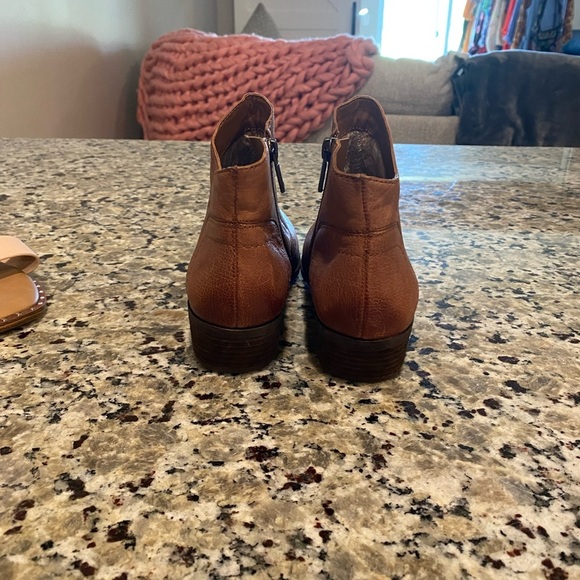 Lucky Brand Brolley ankle boots in a brown color with a leather upper - Picture 2 of 8